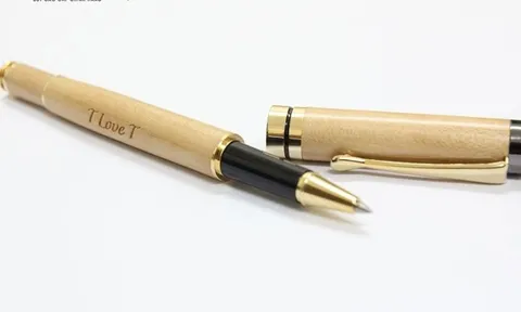 King Pen báo giá bút gỗ khắc tên bao nhiêu?