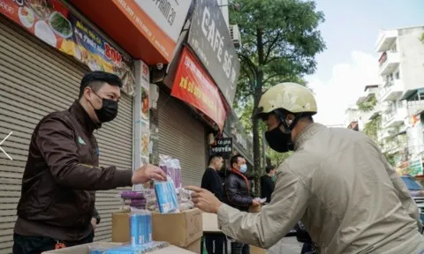 Người dân háo hức tìm mua, pháo hoa khan hàng, đẩy giá