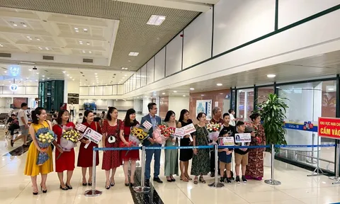 Hoa hậu Khương Phương Anh trở về quê nhà sau đăng quang