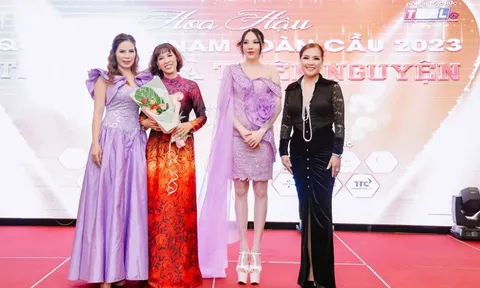 Thí sinh Nguyễn Thị Hằng tỏa lòng nhân ái khi đấu giá trang phục của NTK Thân Hoàng Bích Thủy