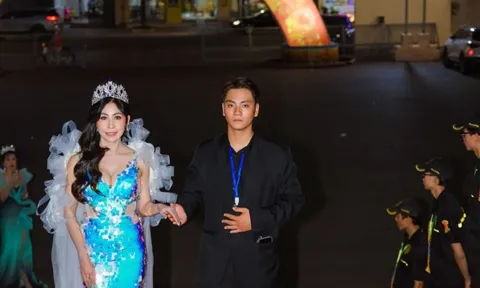 Á hậu Nguyễn Hạnh Nguyên lộng lẫy trên thảm đỏ thảm đỏ với bộ cánh của NTK Tony Phạm