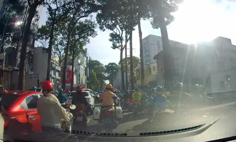 Clip: Chồng thai phụ cầu cứu CSGT giữa dòng phương tiện ùn ứ ở TP HCM