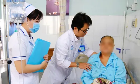Người phụ nữ té ngã trong lúc tắm, tới bệnh viện thì phát hiện điều bất ngờ