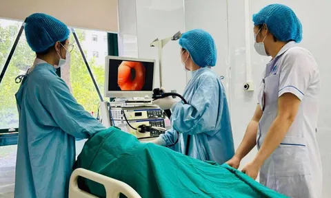 Chảy máu dạ dày vì thói quen thức khuya, xem điện thoại