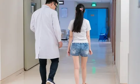 Bé gái đầu tiên ở Việt Nam được thay khớp háng 3D