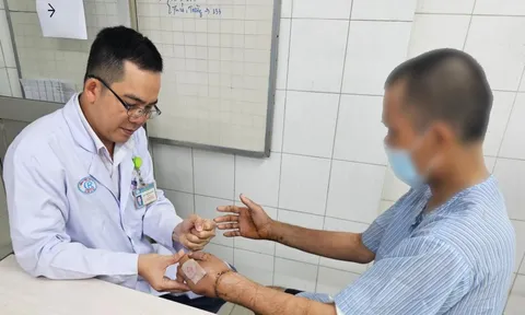 Bác sĩ kể về ca nối đôi bàn tay đứt lìa cho người đàn ông ở Đồng Tháp