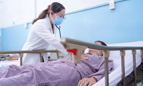 Ba mẹ con đều cùng ngộ độc sau khi ăn bánh mì cóc