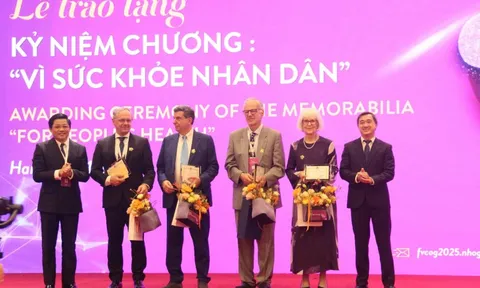Bốn chuyên gia quốc tế nhận Kỷ niệm chương “Vì sức khỏe Nhân dân”