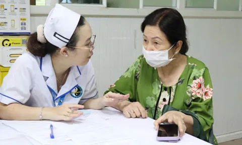 Xuất trình thẻ BHYT muộn khi khám chữa bệnh, quyền lợi có được giải quyết?