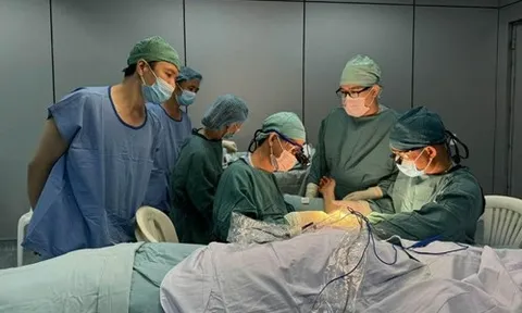 Vị bác sĩ có đôi bàn tay tài hoa