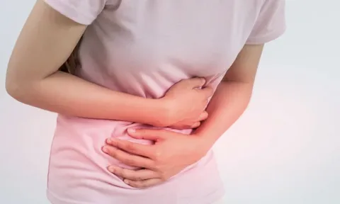 Bất thường ở "vùng kín", bé gái mới lớn bí tiểu suốt 2 tháng, phụ huynh cần chủ động quan tâm