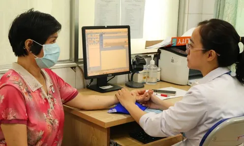 Người cao tuổi TPHCM vui mừng vì được khám bệnh, tặng thẻ BHYT