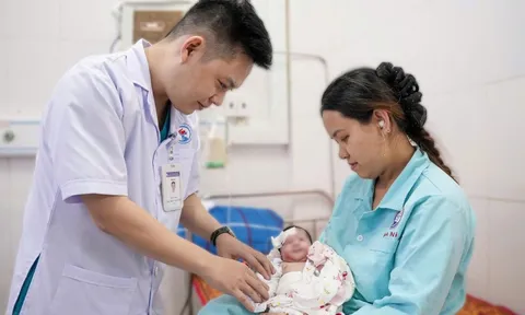 Cứu sống bé sơ sinh bị tắc tá tràng do dị tật bẩm sinh hiếm gặp