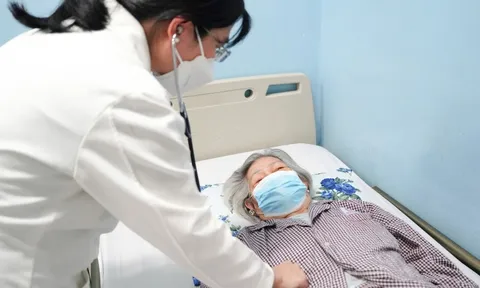 Trời lạnh, bác sĩ chỉ ra nguy cơ với người lớn tuổi