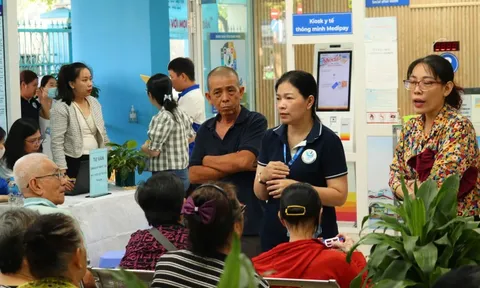 Địa chỉ thường trú tại xã an toàn khu nhưng sống ở xã khác, có được hưởng BHYT 100%?