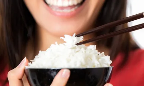 Chuyên gia mách "3 nhớ 2 không" khi ăn cơm không lo béo