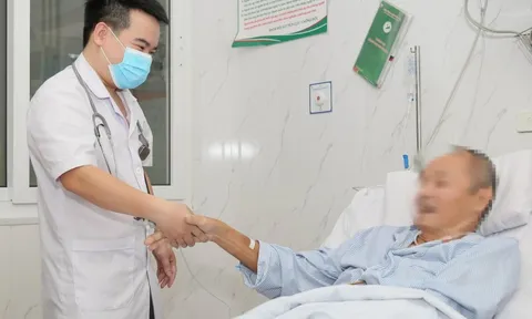 Người đàn ông đổ gục trên sân khi đang chơi tennis