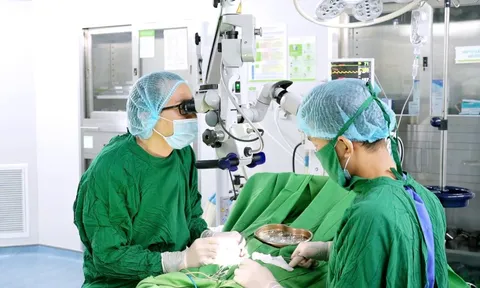 Chạy đua với "giờ vàng" cứu người: Nhập viện muộn, lỡ cơ hội làm cha