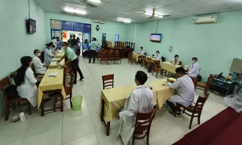 Bác sĩ đến bên người yếu thế