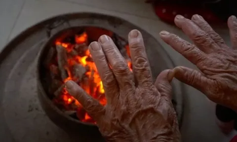 Đốt than, củi sưởi ấm trong nhà: Đã có nhiều cảnh báo, vẫn có thêm người tử vong