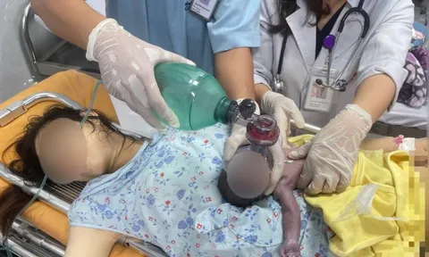 Đẻ rớt tại nhà, thay vì gọi 115, người nhà gọi xe công nghệ, em bé không qua khỏi