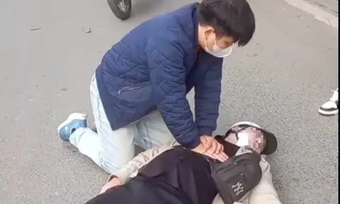 Phát hiện nạn nhân ngừng tuần hoàn bên đường, bác sĩ lập tức ép tim giành lại sự sống