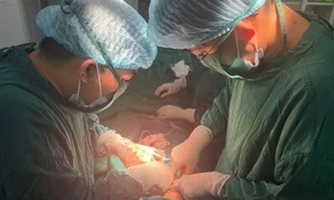 Cấp cứu thành công sản phụ bị u nang buồng trứng biến chứng xoắn hoại tử
