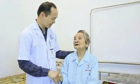 Phẫu thuật lấy lại ánh sáng cho cụ bà 104 tuổi