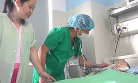 10 năm níu con khỏi lằn ranh sinh tử, người mẹ bật khóc khi con sắp về nhà