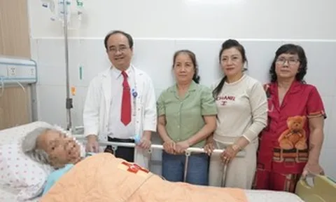 Cuộc đại phẫu đưa dạ dày "đi lạc" lên lồng ngực cụ bà về đúng vị trí