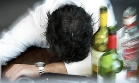 Người đàn ông trẻ nguy kịch sau khi uống một loại rượu ngoại