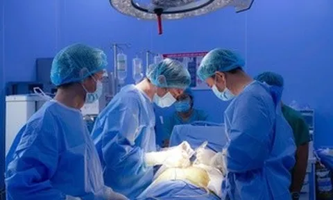 10 giờ cân não cứu người đàn ông nổ mạch máu tưởng chừng hết cơ hội sống