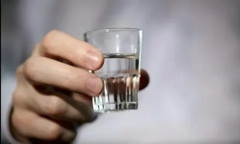 Người đàn ông ngưng tim khi uống rượu, bác sĩ cảnh báo về ngộ độc methanol