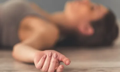 Người phụ nữ 41 tuổi tử vong ngay trên giường, bác sĩ lắc đầu cảnh báo thói quen "nguy hiểm chết người"