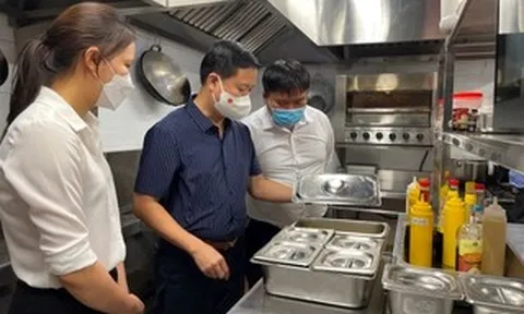 Kiểm tra đột xuất bếp ăn tập thể tại Hà Nội, Ninh Bình