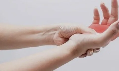 Bỗng dưng tê tay, muốn can thiệp y học cổ truyền?