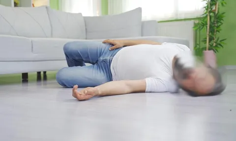 Người đàn ông 58 tuổi tử vong khi tắm, bác sĩ điểm mặt chỉ tên thói quen "bào mòn" sức khỏe nhiều người mắc phải