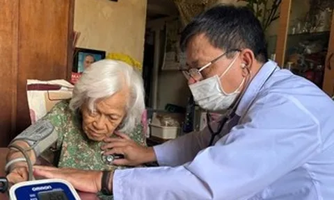 TPHCM: Người lớn tuổi vui mừng khi bác sĩ đến chăm sóc sức khỏe tại nhà