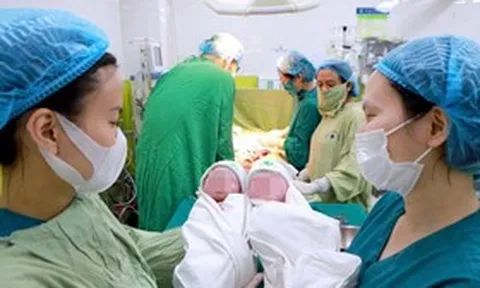 Sản phụ 56 tuổi mang song thai “vượt cạn”, hai bé chào đời cách nhau một phút