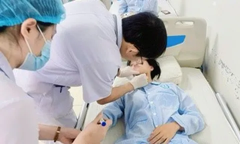 Nữ sinh bị dây điện giăng ngang đường cứa vào cổ