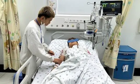 Căn bệnh 100.000 ca mới có 1 người mắc khiến thiếu niên 15 tuổi đột ngột liệt tứ chi