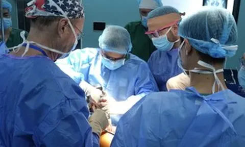 Lạm dụng corticoid điều trị viêm da, người phụ nữ bị hoại tử khớp háng