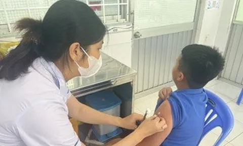 Người miền Tây ùn ùn đưa con đi tiêm vắc-xin phòng viêm não mô cầu