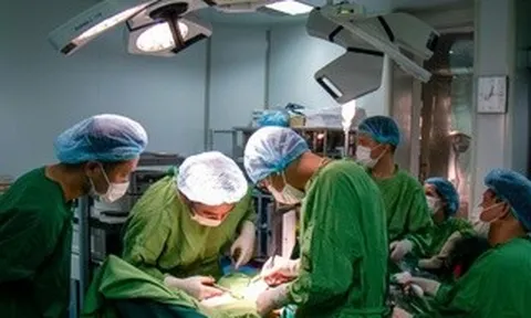 Đau bụng kéo dài, đi khám mới biết mắc cùng lúc 2 khối ung thư