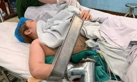 CLIP: Bác sĩ tháo rời máy xay thịt để cứu bàn tay người phụ nữ