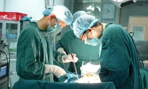 HIẾM GẶP: Cứu bệnh nhân đi tiểu ra phân