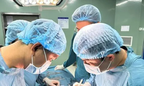 Búi tóc "khủng" trong dạ dày bệnh nhi 7 tuổi