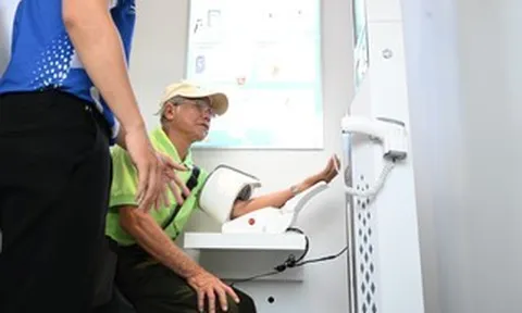 Người cao tuổi thích thú trải nghiệm trạm công dân số