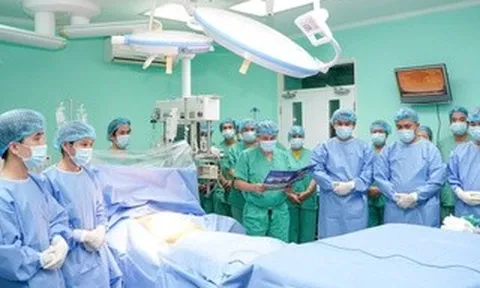 Sau phút mặc niệm, gần 200 y bác sĩ xuyên đêm làm điều kỳ diệu cho 6 bệnh nhân