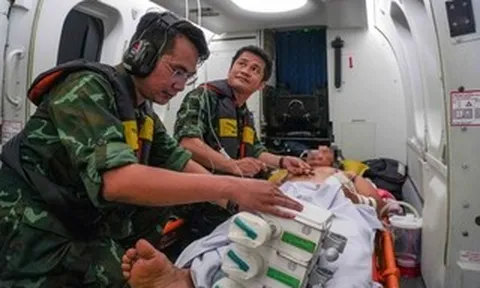 Trực thăng đưa 2 bệnh nhân từ Trường Sa Lớn về đất liền cấp cứu